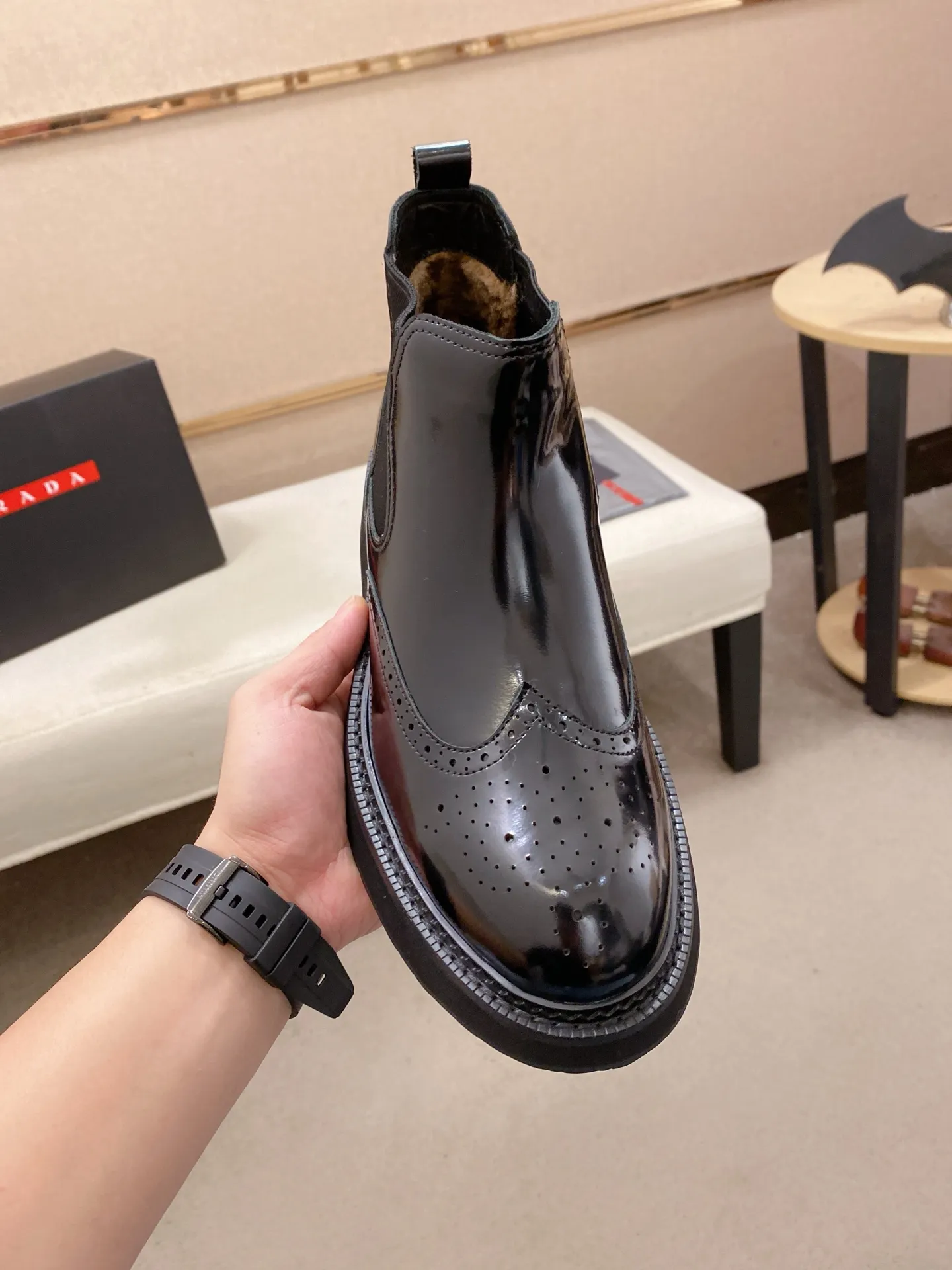 Factory price 760💰 Leather lining optional! 🍁🍁High-quality new PRADA counters are launched at the same time. The new men's shoes and 😘fabric are selected from imported lacquered first-layer cowhide and imported cowhide lining. 👍🏿 High-end ☄️ air-cushion molded anti-slip rubber outsole, exquisite lines, simple and elegant, comfortable and high-end for leisure travel. Code number: 38 to 45